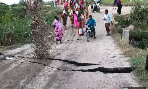 ಮರಳು ಟಿಪ್ಪರ್ ಗಳ ಹೆಚ್ಚಿನ ಓಡಾಟ | ಬುದ್ದಿನ್ನಿ ಸೇತುವೆ ಬಿರುಕು : ಸ್ಥಗಿತಗೊಂಡ ಸಂಚಾರ !