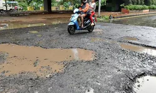 ರಸ್ತೆ ಗುಂಡಿ, ಮ್ಯಾನ್‌ಹೋಲ್ ಅವಘಡದ ಸಾವುಗಳಿಗೆ 6 ಲಕ್ಷ ರೂ. ಪರಿಹಾರ ನೀಡಿ: ನಗರಪಾಲಿಕೆಗಳಿಗೆ ಬಾಂಬೆ ಹೈಕೋರ್ಟ್ ಆದೇಶ