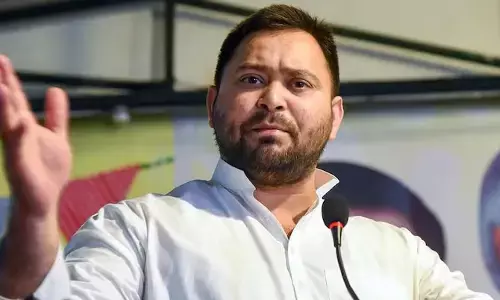 ಆರ್‌ಜೆಡಿ ಟಿಕೆಟ್‌ಗಳನ್ನು ವಿತರಿಸಿದ ಲಾಲು; ನಿಲ್ಲಿಸಿದ ತೇಜಸ್ವಿ!