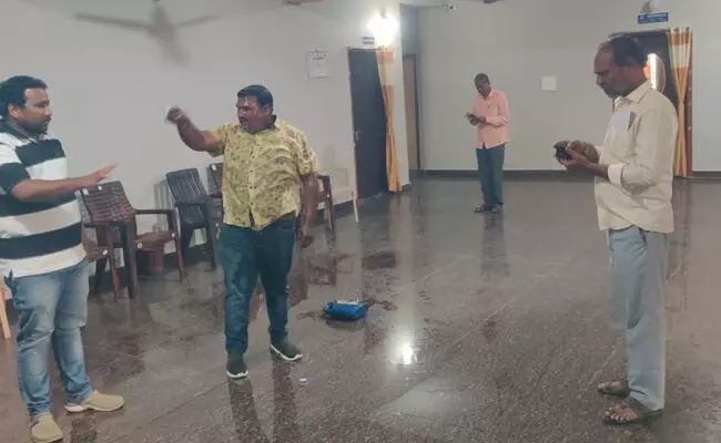 ರಾಯಚೂರು | ವಸತಿ ವಿನ್ಯಾಸದ ಅನುಮೋದನೆಗೆ ಲಂಚದ ಬೇಡಿಕೆ ಆರೋಪ : ಸುಡಾ ಕಚೇರಿಯಲ್ಲಿ ಡಿಸೇಲ್ ಸುರಿದುಕೊಂಡು ವ್ಯಕ್ತಿ ಆತ್ಮಹತ್ಯೆಗೆ ಯತ್ನ