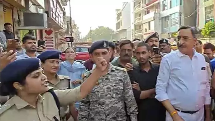 ಕರ್ತವ್ಯದ ವೇಳೆ ʼಸನಾತನ ವಿರೋಧಿʼ ಎಂದು ಆರೋಪಿಸಿದ ಬಲಪಂಥೀಯರು; ʼಜೈ ಶ್ರೀರಾಮ್ʼ ಘೋಷಣೆ ಕೂಗಿದ ಗ್ವಾಲಿಯರ್ ಎಸ್‌ಪಿ ಹಿನಾ ಖಾನ್ !