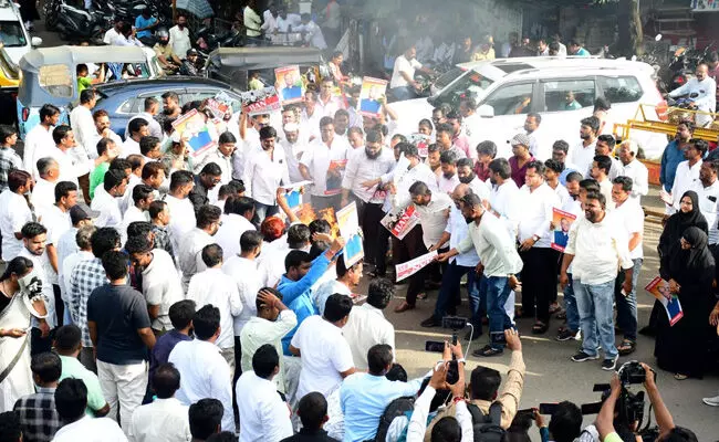 ಕಲಬುರಗಿ | ಆರೆಸ್ಸೆಸ್ನ್ನು ಸಂಪೂರ್ಣವಾಗಿ ನಿಷೇಧಿಸಲು ಆಗ್ರಹಿಸಿ ಯೂತ್ ಕಾಂಗ್ರೆಸ್ ಪ್ರತಿಭಟನೆ ಕಲಬುರಗಿ | ಆರೆಸ್ಸೆಸ್ನ್ನು ಸಂಪೂರ್ಣವಾಗಿ ನಿಷೇಧಿಸಲು ಆಗ್ರಹಿಸಿ ಯೂತ್ ಕಾಂಗ್ರೆಸ್ ಪ್ರತಿಭಟನೆ