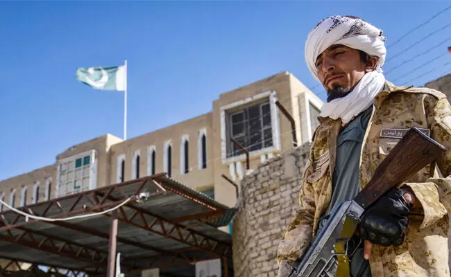 ಅಫ್ಘಾನ್, ಪಾಕ್ ಪಡೆಗಳ ನಡುವೆ ಭೀಕರ ಗಡಿಕಾಳಗ : ಉಭಯ ಪಡೆಗಳಲ್ಲಿಯೂ ಭಾರೀ ಸಾವುನೋವು ಅಫ್ಘಾನ್, ಪಾಕ್ ಪಡೆಗಳ ನಡುವೆ ಭೀಕರ ಗಡಿಕಾಳಗ : ಉಭಯ ಪಡೆಗಳಲ್ಲಿಯೂ ಭಾರೀ ಸಾವುನೋವು