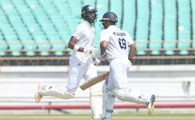 ರಣಜಿ ಟ್ರೋಫಿ 2025-26 : ಪಡಿಕ್ಕಲ್, ಕರುಣ್ ಶತಕದ ಜೊತೆಯಾಟ ರಣಜಿ ಟ್ರೋಫಿ 2025-26 : ಪಡಿಕ್ಕಲ್, ಕರುಣ್ ಶತಕದ ಜೊತೆಯಾಟ