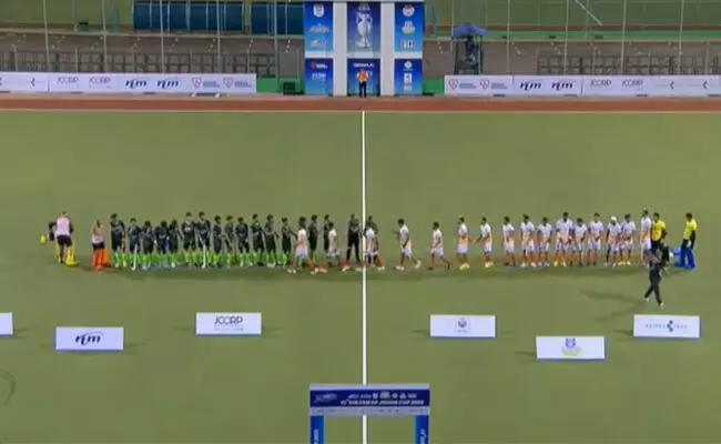 ಪರಸ್ಪರರನ್ನು ಅಭಿನಂದಿಸಿದ ಭಾರತ-ಪಾಕ್ ಹಾಕಿ ಆಟಗಾರರು