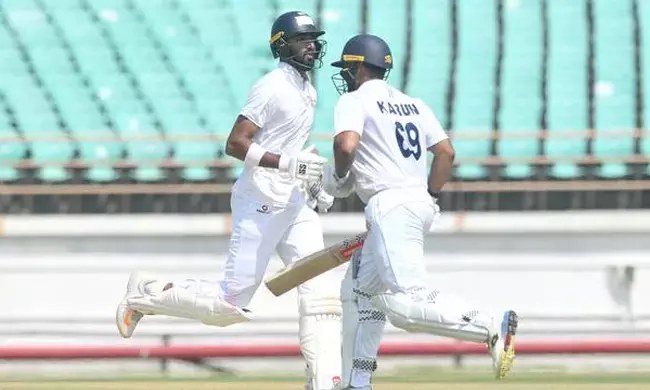 ರಣಜಿ ಟ್ರೋಫಿ 2025-26 : ಪಡಿಕ್ಕಲ್, ಕರುಣ್ ಶತಕದ ಜೊತೆಯಾಟ