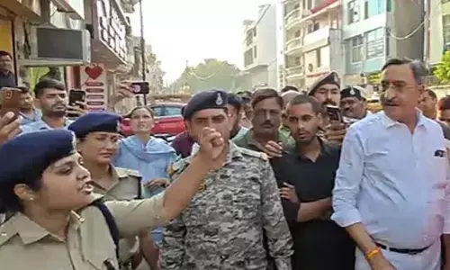 ಕರ್ತವ್ಯದ ವೇಳೆ ʼಸನಾತನ ವಿರೋಧಿʼ ಎಂದು ಆರೋಪಿಸಿದ ಬಲಪಂಥೀಯರು; ʼಜೈ ಶ್ರೀರಾಮ್ʼ ಘೋಷಣೆ ಕೂಗಿದ ಗ್ವಾಲಿಯರ್ ಎಸ್‌ಪಿ ಹಿನಾ ಖಾನ್ !