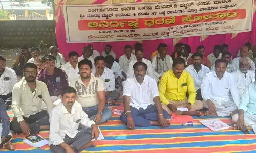 ರಾಯಚೂರು | ಬಿಲ್ ಪಾವತಿಸದ ಆರೋಪ: ಮಾನಪ್ಪ ವಜ್ಜಲ್ ವಿರುದ್ಧ ಉಪಗುತ್ತಿಗೆದಾರರ ಧರಣಿ