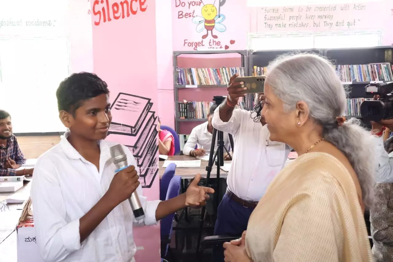 ಬಾಗೇವಾಡಿ: ಡಿಜಿಟಲ್ ಸಾರ್ವಜನಿಕ ಗ್ರಂಥಾಲಯಕ್ಕೆ ಕೇಂದ್ರ ಸಚಿವೆ ನಿರ್ಮಲಾ ಸೀತಾರಾಮನ್ ಭೇಟಿ