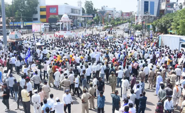 ಸಿಜೆಐ ಮೇಲೆ ಶೂ ಎಸೆತ ಖಂಡಿಸಿ ಕರೆ ನೀಡಿದ್ದ ವಿಜಯಪುರ ಬಂದ್‌ಗೆ ಉತ್ತಮ ಪ್ರತಿಕ್ರಿಯೆ