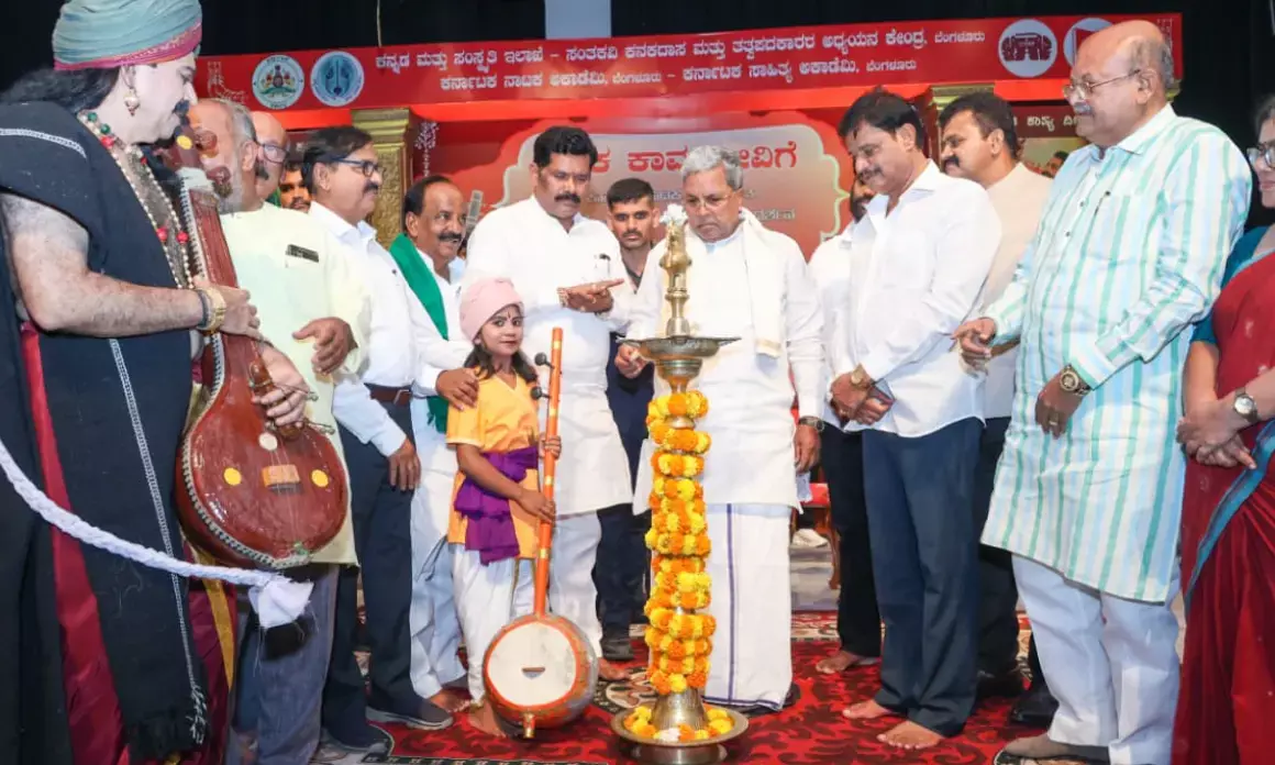 ಕನಕದಾಸರು-ನಾರಾಯಣಗುರುಗಳ ಆದರ್ಶಗಳನ್ನು ಜೀವನದಲ್ಲಿ ಪಾಲಿಸಬೇಕು : ಸಿಎಂ ಸಿದ್ದರಾಮಯ್ಯ