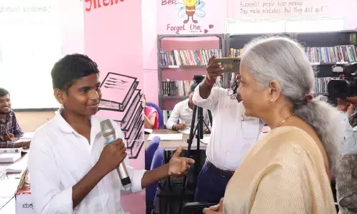 ಬಾಗೇವಾಡಿ: ಡಿಜಿಟಲ್ ಸಾರ್ವಜನಿಕ ಗ್ರಂಥಾಲಯಕ್ಕೆ ಕೇಂದ್ರ ಸಚಿವೆ ನಿರ್ಮಲಾ ಸೀತಾರಾಮನ್ ಭೇಟಿ