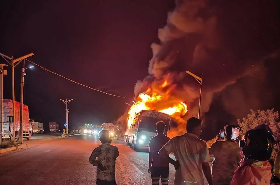 ಅನಂತಪುರದಲ್ಲಿ ಹೊತ್ತಿ ಉರಿದ ಖಾಸಗಿ ಬಸ್: ಸ್ವಲ್ಪದರಲ್ಲಿ ಪಾರಾದ ಪ್ರಯಾಣಿಕರು