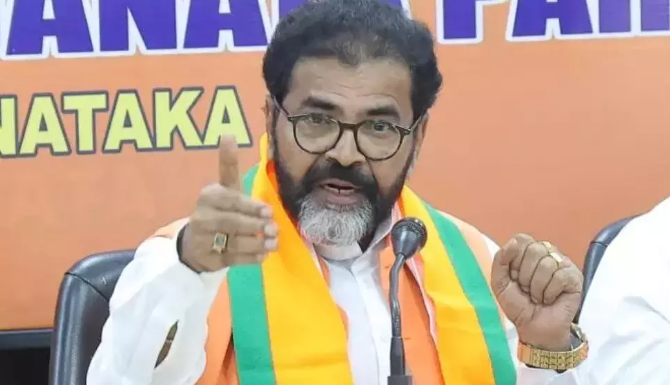 ‘ನನಗೇನಾದರೂ ಆದರೆ ಪ್ರಿಯಾಂಕ್ ಖರ್ಗೆ ಕುಟುಂಬವೇ ಹೊಣೆ’; ಬೆಂಗಾವಲು ವ್ಯವಸ್ಥೆ ಹಿಂಪಡೆದಿದ್ದಕ್ಕೆ ಛಲವಾದಿ ನಾರಾಯಣಸ್ವಾಮಿ ಆಕ್ಷೇಪ