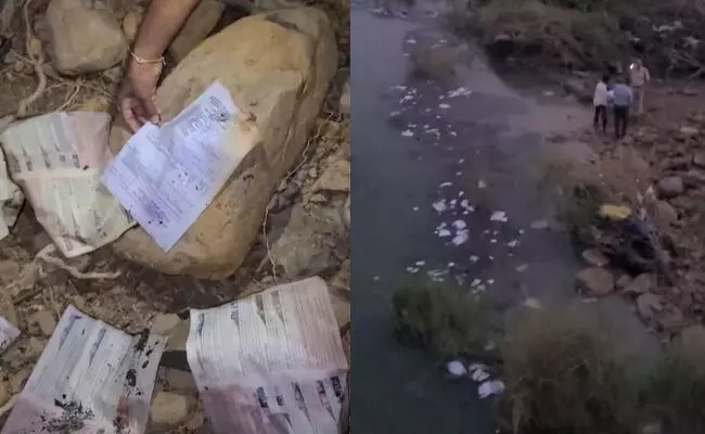 ʼಮತಗಳ್ಳತನʼ ಆರೋಪ | ಎಸ್ಐಟಿ ತನಿಖೆ ಆರಂಭದಲ್ಲೇ ಆಳಂದದ ಹಳ್ಳವೊಂದರಲ್ಲಿ ರಾಶಿ ಸಂಖ್ಯೆಯಲ್ಲಿ ಮತದಾರರ ಚೀಟಿಯ ಪಟ್ಟಿ ಪತ್ತೆ ! ʼಮತಗಳ್ಳತನʼ ಆರೋಪ | ಎಸ್ಐಟಿ ತನಿಖೆ ಆರಂಭದಲ್ಲೇ ಆಳಂದದ ಹಳ್ಳವೊಂದರಲ್ಲಿ ರಾಶಿ ಸಂಖ್ಯೆಯಲ್ಲಿ ಮತದಾರರ ಚೀಟಿಯ ಪಟ್ಟಿ ಪತ್ತೆ !