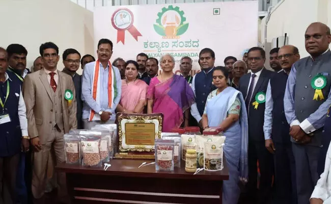 ರೈತರು, ಮೀನುಗಾರರು, ನೇಕಾರರಿಗೆ ಡಿಸೆಂಬರ್ ಒಳಗಾಗಿ ಕೆಸಿಸಿ ಕಾರ್ಡ್ ವಿತರಣೆ ಮಾಡಬೇಕು : ನಿರ್ಮಲಾ ಸೀತಾರಾಮನ್ ರೈತರು, ಮೀನುಗಾರರು, ನೇಕಾರರಿಗೆ ಡಿಸೆಂಬರ್ ಒಳಗಾಗಿ ಕೆಸಿಸಿ ಕಾರ್ಡ್ ವಿತರಣೆ ಮಾಡಬೇಕು : ನಿರ್ಮಲಾ ಸೀತಾರಾಮನ್