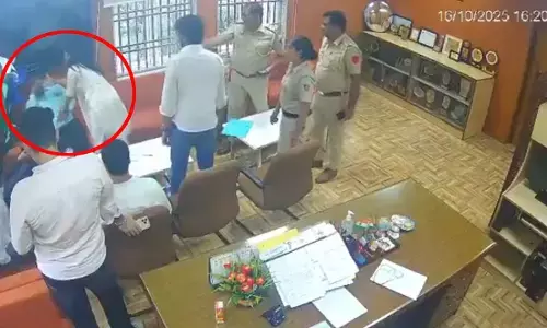 ಪೊಲೀಸ್ ಅಧಿಕಾರಿಗಳ ಸಮಕ್ಷಮದಲ್ಲೇ ದಿಲ್ಲಿ ವಿವಿ ಪ್ರೊಫೆಸರ್ ಗೆ ಎಬಿವಿಪಿ ಸದಸ್ಯೆ, ವಿದ್ಯಾರ್ಥಿನಿಯಿಂದ ಕಪಾಳಮೋಕ್ಷ