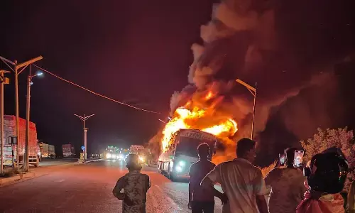 ಅನಂತಪುರದಲ್ಲಿ ಹೊತ್ತಿ ಉರಿದ ಖಾಸಗಿ ಬಸ್: ಸ್ವಲ್ಪದರಲ್ಲಿ ಪಾರಾದ ಪ್ರಯಾಣಿಕರು