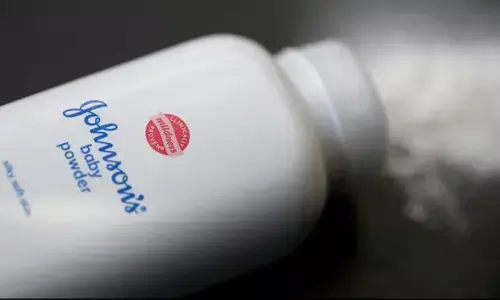 ಟಾಲ್ಕಮ್ ಪೌಡರ್ ನಿಂದ ಕ್ಯಾನ್ಸರ್ | ಯುಕೆಯಲ್ಲಿ ಜಾನ್ಸನ್ & ಜಾನ್ಸನ್ ವಿರುದ್ಧ ಬೃಹತ್ ಕಾನೂನು ಹೋರಾಟ: ವರದಿ