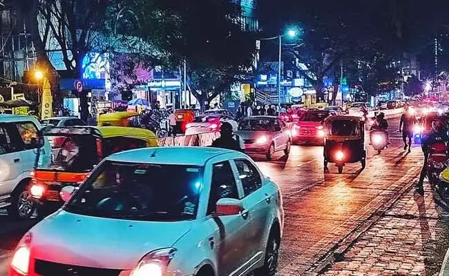 ಬೆಂಗಳೂರು: ಅಪರಿಚಿತ ವ್ಯಕ್ತಿಗೆ ರಾತ್ರಿ ವೇಳೆ ಸಹಾಯ ಮಾಡಿದ ಆಟೋ ಚಾಲಕಿ; ಸಾಮಾಜಿಕ ಜಾಲತಾಣದಲ್ಲಿ ವ್ಯಾಪಕ ಪ್ರಶಂಸೆ ಬೆಂಗಳೂರು: ಅಪರಿಚಿತ ವ್ಯಕ್ತಿಗೆ ರಾತ್ರಿ ವೇಳೆ ಸಹಾಯ ಮಾಡಿದ ಆಟೋ ಚಾಲಕಿ; ಸಾಮಾಜಿಕ ಜಾಲತಾಣದಲ್ಲಿ ವ್ಯಾಪಕ ಪ್ರಶಂಸೆ