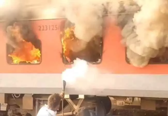 ಪಂಜಾಬ್‌ನಲ್ಲಿ ಗರೀಬ್ ರಥ ಎಕ್ಸ್‌ಪ್ರೆಸ್ ರೈಲಿನ ಬೋಗಿಗೆ ಬೆಂಕಿ ; ಪ್ರಯಾಣಿಕರು ಸುರಕ್ಷಿತ
