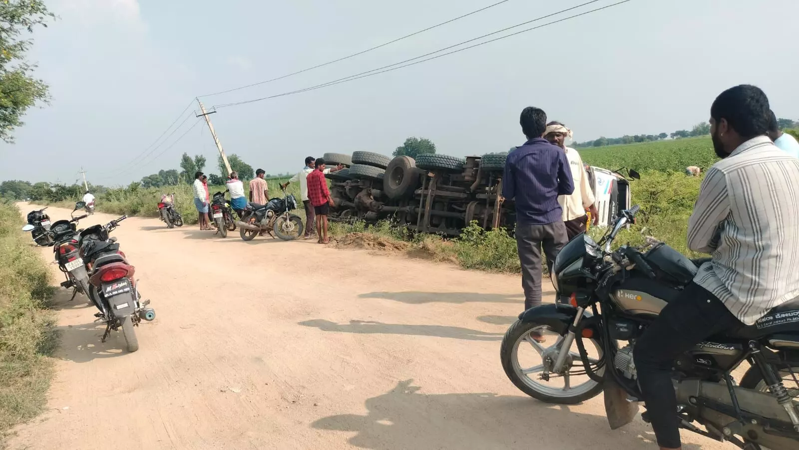 ಯಾದಗಿರಿ| ಮದರಕಲ್ ನಲ್ಲಿ ಲಾರಿ ಪಲ್ಟಿ: ಚಾಲಕನಿಗೆ ಗಂಭೀರ ಗಾಯ