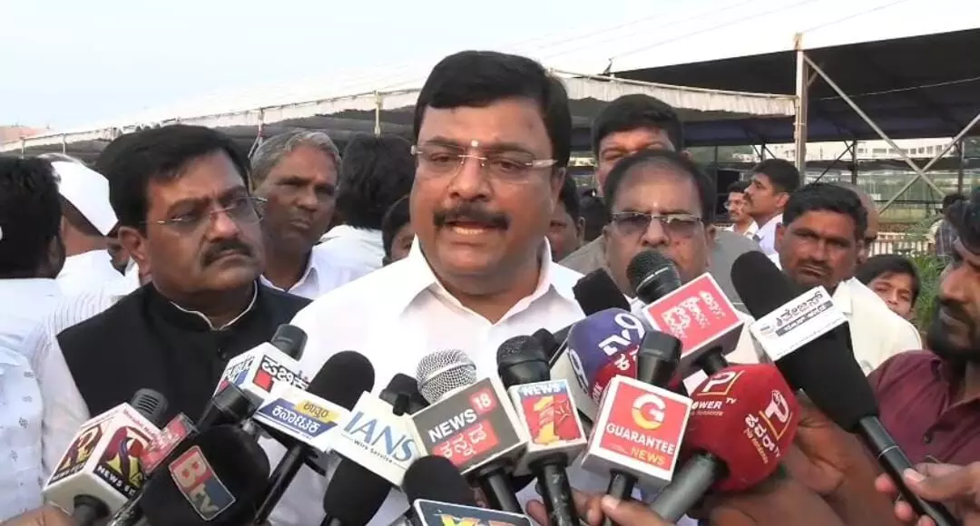 ಯಾವುದೇ ಸಂಘ ಸಂಸ್ಥೆ ಇದ್ದರೂ ಈ ದೇಶದ ಸಂವಿಧಾನ ಅಡಿಯಲ್ಲೇ ಕಾರ್ಯನಿರ್ವಹಿಸಬೇಕು: ಪಿ.ಎಂ ನರೇಂದ್ರಸ್ವಾಮಿ ಯಾವುದೇ ಸಂಘ ಸಂಸ್ಥೆ ಇದ್ದರೂ ಈ ದೇಶದ ಸಂವಿಧಾನ ಅಡಿಯಲ್ಲೇ ಕಾರ್ಯನಿರ್ವಹಿಸಬೇಕು: ಪಿ.ಎಂ ನರೇಂದ್ರಸ್ವಾಮಿ