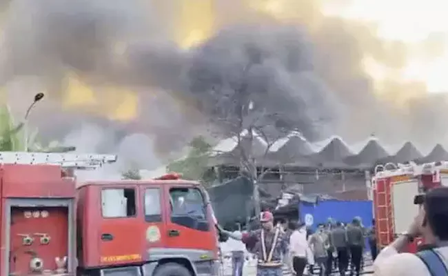 ಢಾಕಾ ವಿಮಾನ ನಿಲ್ದಾಣದಲ್ಲಿ ಬೆಂಕಿ ದುರಂತ: ವಿಮಾನ ಹಾರಾಟ ಸ್ಥಗಿತ ಢಾಕಾ ವಿಮಾನ ನಿಲ್ದಾಣದಲ್ಲಿ ಬೆಂಕಿ ದುರಂತ: ವಿಮಾನ ಹಾರಾಟ ಸ್ಥಗಿತ