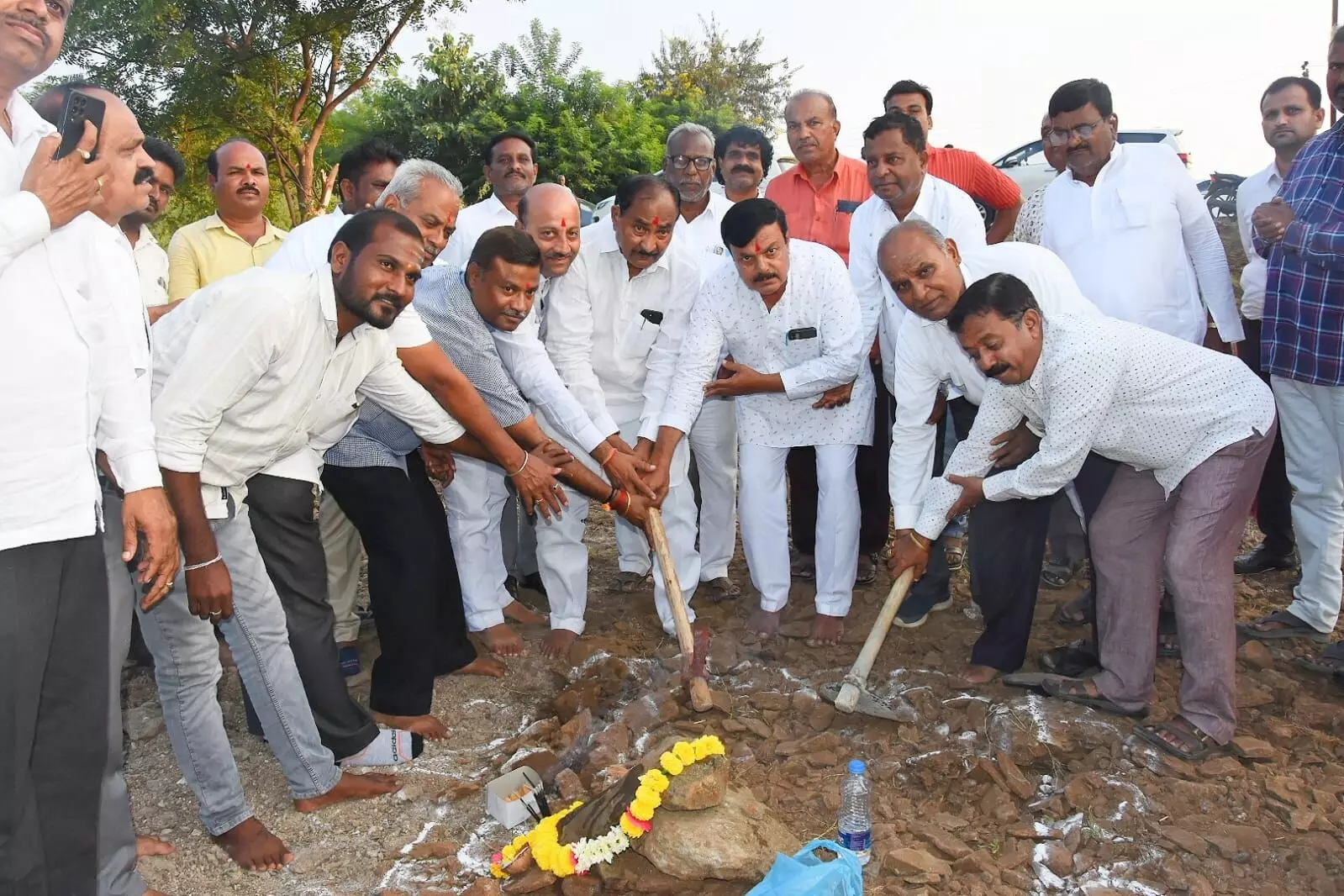 ಕಲಬುರಗಿ| ಸಿಸಿ ರಸ್ತೆ ಕಾಮಗಾರಿಗಳಿಗೆ ಶಾಸಕ ಅಲ್ಲಂಪ್ರಭು ಪಾಟೀಲ್ ಶಿಲಾನ್ಯಾಸ