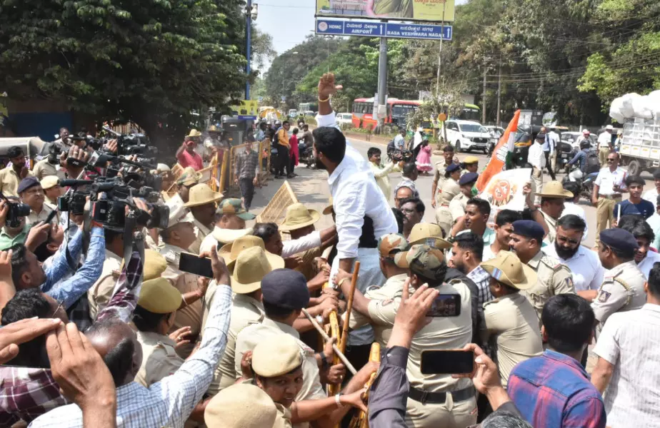 ಸಚಿವ ಪ್ರಿಯಾಂಕ್ ಖರ್ಗೆಗೆ ಬೆದರಿಕೆ | ಆರೆಸ್ಸೆಸ್ ವಿರುದ್ದ ಹುಬ್ಬಳ್ಳಿಯಲ್ಲಿ ಯೂತ್ ಕಾಂಗ್ರೆಸ್ ಪ್ರತಿಭಟನೆ