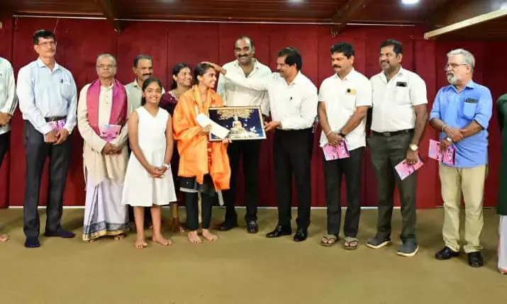 ವಿಶ್ವದಾಖಲೆಗಾಗಿ ಯೋಗಪಟು ತನುಶ್ರೀಗೆ ಅಭಿನಂದನೆ