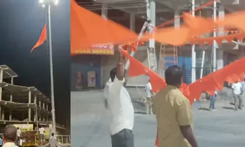 ಕಲಬುರಗಿ | ಚಿತ್ತಾಪುರದಲ್ಲಿ ಅಳವಡಿಸಿದ್ದ ಭಗವಾಧ್ವಜ ತೆರವುಗೊಳಿಸಿದ ಪುರಸಭೆ ಅಧಿಕಾರಿಗಳು