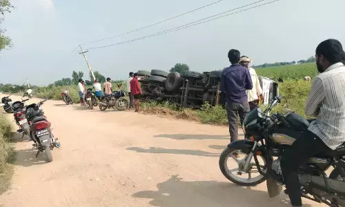 ಯಾದಗಿರಿ| ಮದರಕಲ್ ನಲ್ಲಿ ಲಾರಿ ಪಲ್ಟಿ: ಚಾಲಕನಿಗೆ ಗಂಭೀರ ಗಾಯ