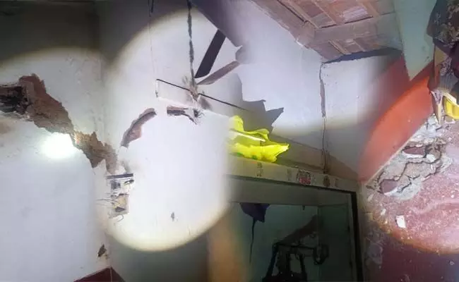 ಸುರತ್ಕಲ್ : ಸಿಡಿಲು ಬಡಿದು ಮನೆಗೆ ಹಾನಿ; ಇಬ್ಬರಿಗೆ ಗಾಯ ಸುರತ್ಕಲ್ : ಸಿಡಿಲು ಬಡಿದು ಮನೆಗೆ ಹಾನಿ; ಇಬ್ಬರಿಗೆ ಗಾಯ