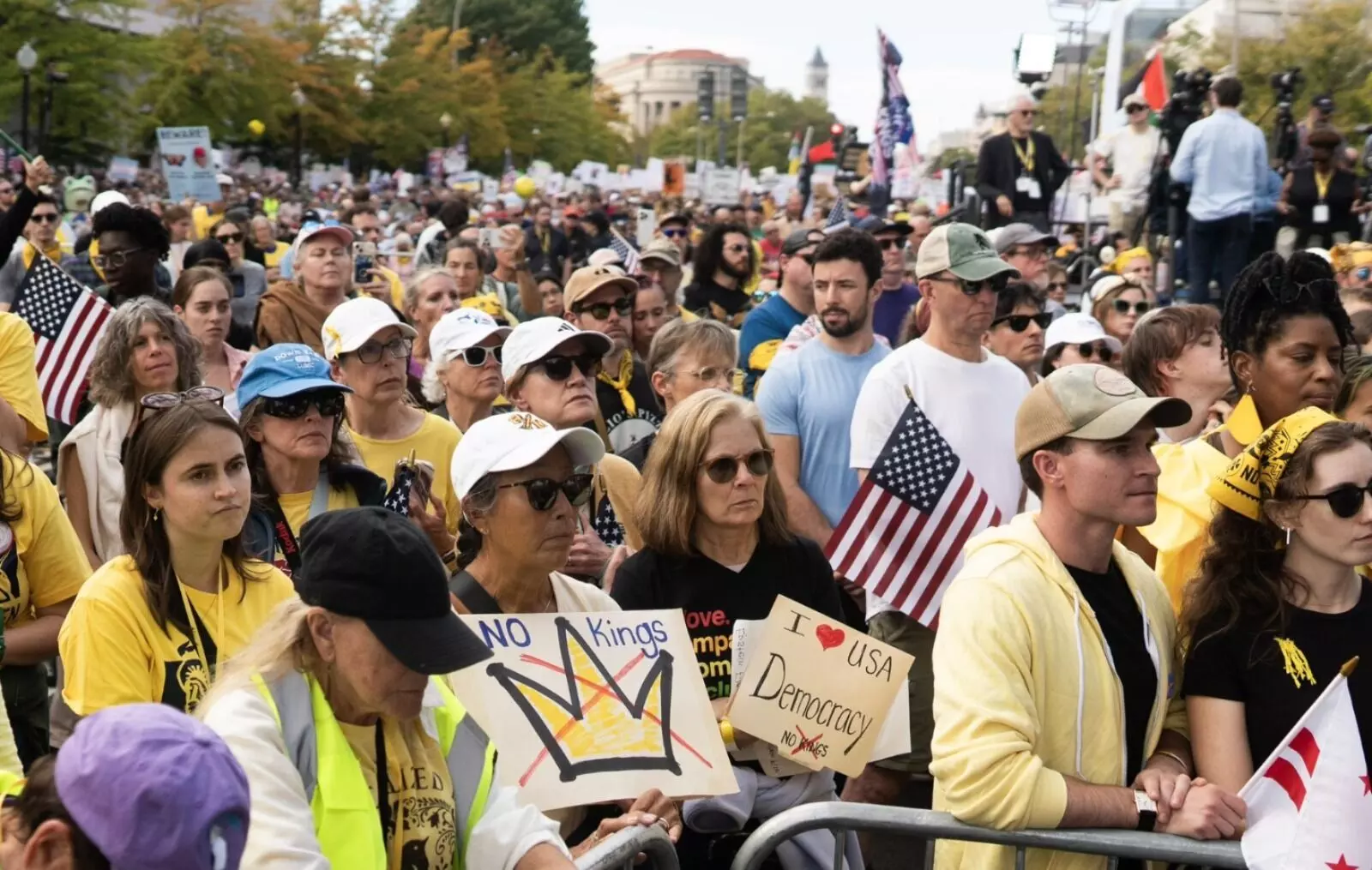 ಅಮೆರಿಕದಲ್ಲಿ ʼನೋ ಕಿಂಗ್ಸ್ʼ ಪ್ರತಿಭಟನೆ : ಟ್ರಂಪ್ ವಿರುದ್ಧ ದೇಶಾದ್ಯಂತ ಬೀದಿಗಿಳಿದ ಲಕ್ಷಾಂತರ ಮಂದಿ ಅಮೆರಿಕದಲ್ಲಿ ʼನೋ ಕಿಂಗ್ಸ್ʼ ಪ್ರತಿಭಟನೆ : ಟ್ರಂಪ್ ವಿರುದ್ಧ ದೇಶಾದ್ಯಂತ ಬೀದಿಗಿಳಿದ ಲಕ್ಷಾಂತರ ಮಂದಿ