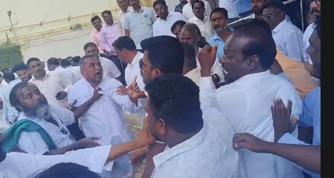 ಬೆಳಗಾವಿ | ಡಿಸಿಸಿ ಬ್ಯಾಂಕ್ ಚುನಾವಣೆ : ಜಾರಕಿಹೊಳಿ-ಸವದಿ ಬಣಗಳ ನಡುವೆ ಹೊಡೆದಾಟ ಬೆಳಗಾವಿ | ಡಿಸಿಸಿ ಬ್ಯಾಂಕ್ ಚುನಾವಣೆ : ಜಾರಕಿಹೊಳಿ-ಸವದಿ ಬಣಗಳ ನಡುವೆ ಹೊಡೆದಾಟ