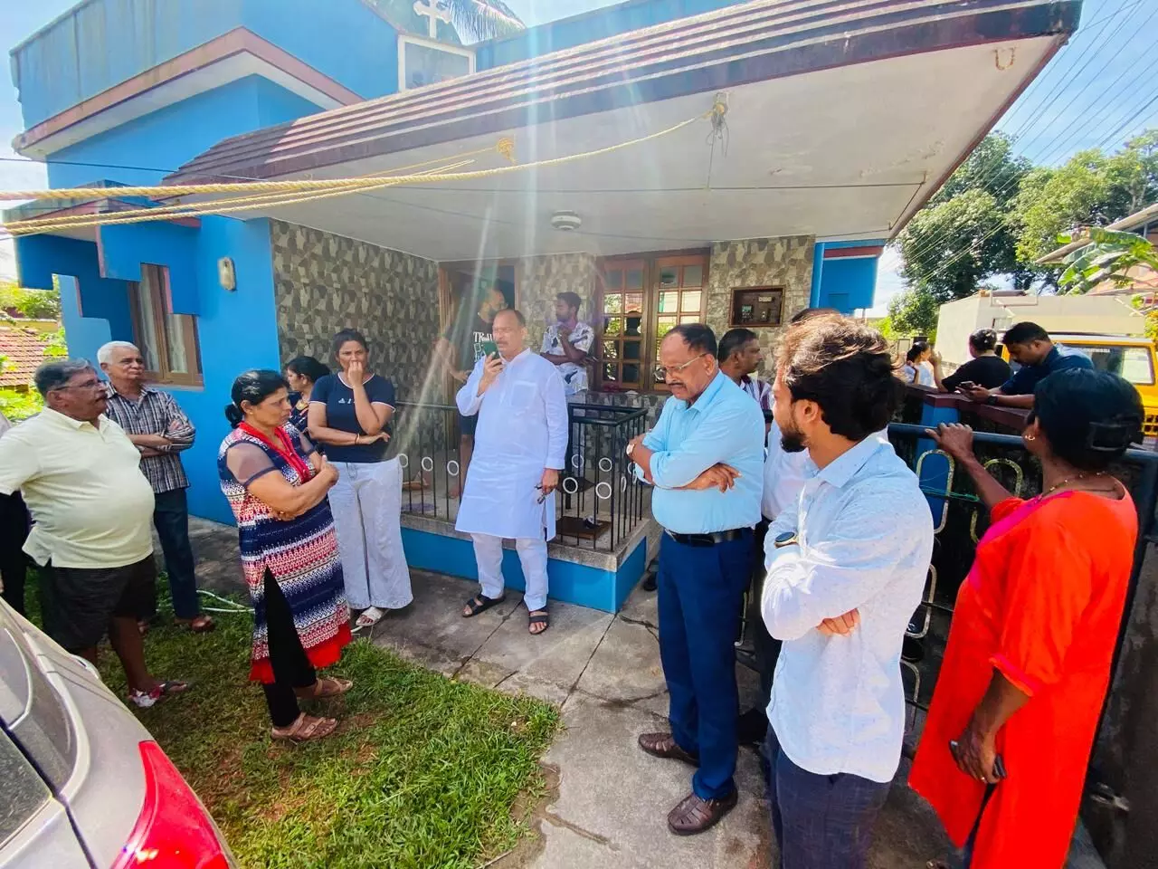 ಕುಲಶೇಖರ: ಮಳೆಹಾನಿಗೀಡಾದ ಮನೆಗೆ ಶಾಸಕ ಐವನ್ ಡಿಸೋಜ ಭೇಟಿ ಕುಲಶೇಖರ: ಮಳೆಹಾನಿಗೀಡಾದ ಮನೆಗೆ ಶಾಸಕ ಐವನ್ ಡಿಸೋಜ ಭೇಟಿ