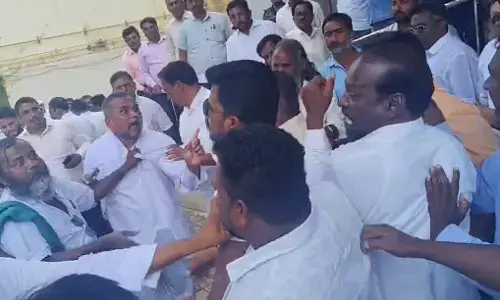 ಬೆಳಗಾವಿ | ಡಿಸಿಸಿ ಬ್ಯಾಂಕ್ ಚುನಾವಣೆ : ಜಾರಕಿಹೊಳಿ-ಸವದಿ ಬಣಗಳ ನಡುವೆ ಹೊಡೆದಾಟ