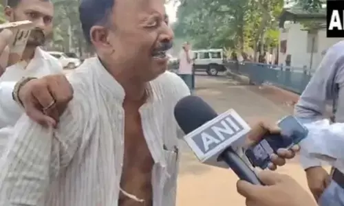 ಬಿಹಾರ ಚುನಾವಣೆ | RJD ಟಿಕೆಟ್ ನಿರಾಕರಣೆ: ಬಟ್ಟೆ ಹರಿದುಕೊಂಡು ಕಣ್ಣೀರಿಟ್ಟ ಟಿಕೆಟ್ ಆಕಾಂಕ್ಷಿ