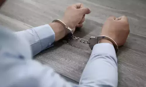 1.6 ಕೋ.ರೂ. ಮೌಲ್ಯದ 1.2 ಕಿಲೋ.ಗ್ರಾಂ. ಚಿನ್ನ ಕಳ್ಳ ಸಾಗಾಟ : ಮುಂಬೈ ವಿಮಾನ ನಿಲ್ದಾಣದ ಇಬ್ಬರು ಸಿಬ್ಬಂದಿ ಬಂಧನ