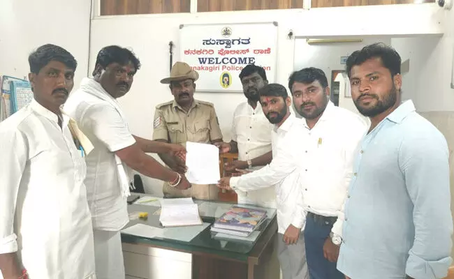 ಕನಕಗಿರಿ | ಬೇಡ ಸಮಾಜದ ಬಗ್ಗೆ ಅವಹೇಳನ ಆರೋಪ: ಮಾಜಿ ಸಂಸದ ರಮೇಶ ಕತ್ತಿ ಮೇಲೆ ಕಾನೂನು ಕ್ರಮಕ್ಕೆ ಆಗ್ರಹ