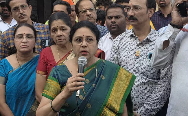 ಪುಣೆ | ಶನಿವಾರವಾಡಾದಲ್ಲಿ ನಮಾಝ್ ಮಾಡಿದ ಸ್ಥಳ ‘ಶುದ್ಧೀಕರಣ’ ವಿವಾದ: ಬಿಜೆಪಿ ಸಂಸದೆ ಮೇಧಾ ಕುಲಕರ್ಣಿ ರಾಜೀನಾಮೆಗೆ ಒತ್ತಾಯ ಪುಣೆ | ಶನಿವಾರವಾಡಾದಲ್ಲಿ ನಮಾಝ್ ಮಾಡಿದ ಸ್ಥಳ ‘ಶುದ್ಧೀಕರಣ’ ವಿವಾದ: ಬಿಜೆಪಿ ಸಂಸದೆ ಮೇಧಾ ಕುಲಕರ್ಣಿ ರಾಜೀನಾಮೆಗೆ ಒತ್ತಾಯ