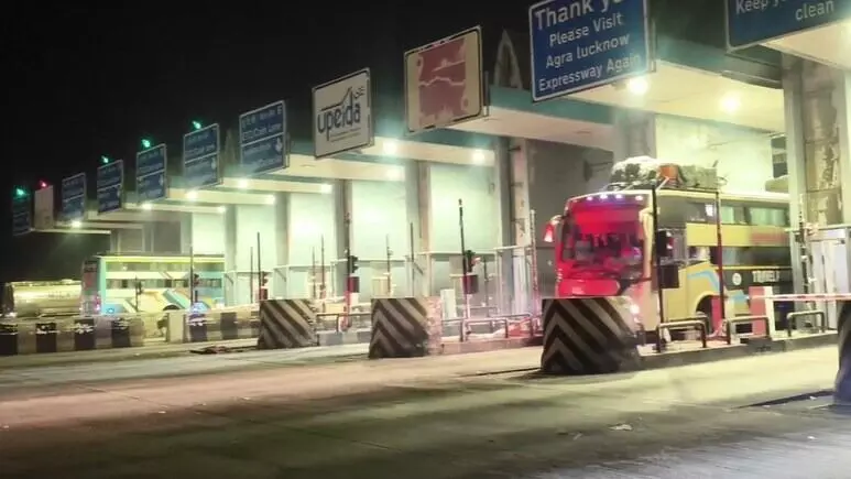 ಉತ್ತರ ಪ್ರದೇಶ | ದೀಪಾವಳಿ ಬೋನಸ್ ಕಡಿಮೆ ಕೊಟ್ಟಿದ್ದಕ್ಕೆ ಟೋಲ್ ತೆರೆದಿಟ್ಟು ಸಿಬ್ಬಂದಿಗಳಿಂದ ಪ್ರತಿಭಟನೆ ಉತ್ತರ ಪ್ರದೇಶ | ದೀಪಾವಳಿ ಬೋನಸ್ ಕಡಿಮೆ ಕೊಟ್ಟಿದ್ದಕ್ಕೆ ಟೋಲ್ ತೆರೆದಿಟ್ಟು ಸಿಬ್ಬಂದಿಗಳಿಂದ ಪ್ರತಿಭಟನೆ