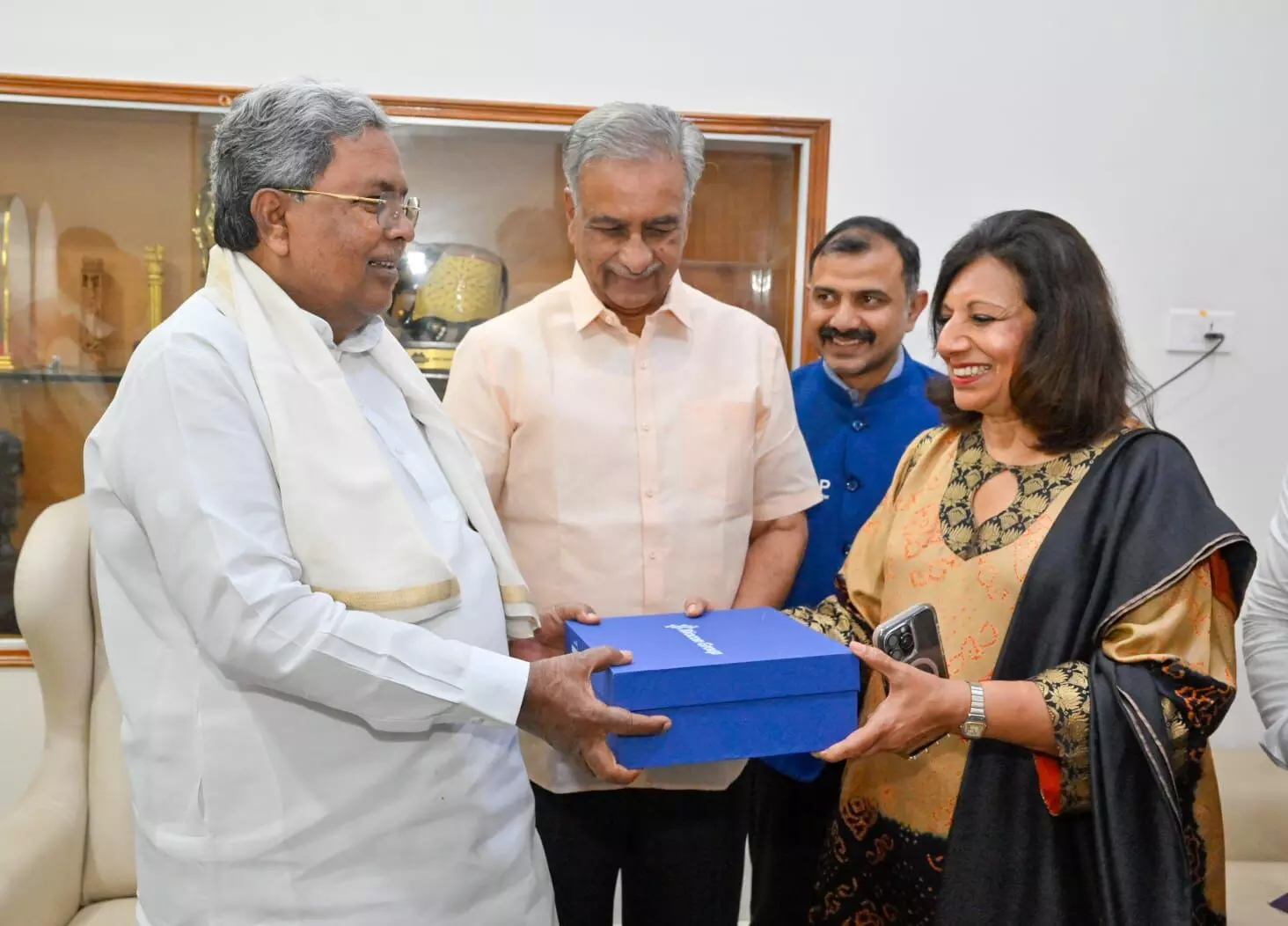 ಸಿದ್ದರಾಮಯ್ಯ, ಡಿಕೆಶಿಯವರನ್ನು ಭೇಟಿಯಾದ ಕಿರಣ್ ಮಜುಂದಾರ್ ಶಾ ಸಿದ್ದರಾಮಯ್ಯ, ಡಿಕೆಶಿಯವರನ್ನು ಭೇಟಿಯಾದ ಕಿರಣ್ ಮಜುಂದಾರ್ ಶಾ