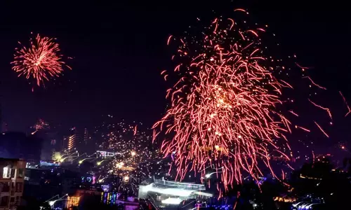 ಪಟಾಕಿಯಿಂದ ದಿಲ್ಲಿ, ಕೋಲ್ಕತಾದಲ್ಲಿ ವಾಯುಗುಣಮಟ್ಟ ಕುಸಿತ | ಜನಸಾಮಾನ್ಯರ ಆರೋಗ್ಯ ಅಪಾಯದಲ್ಲಿ : ತಜ್ಞರ ಕಳವಳ