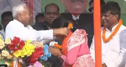 ಚುನಾವಣಾ ರ್ಯಾಲಿಯಲ್ಲಿ ಮಹಿಳಾ ಅಭ್ಯರ್ಥಿಗೆ ಹಾರ ಹಾಕಿದ ನಿತೀಶ್ ಕುಮಾರ್; ಮಾನಸಿಕ ಆರೋಗ್ಯವನ್ನು ಪ್ರಶ್ನಿಸಿದ ತೇಜಸ್ವಿ ಯಾದವ್ ಚುನಾವಣಾ ರ್ಯಾಲಿಯಲ್ಲಿ ಮಹಿಳಾ ಅಭ್ಯರ್ಥಿಗೆ ಹಾರ ಹಾಕಿದ ನಿತೀಶ್ ಕುಮಾರ್; ಮಾನಸಿಕ ಆರೋಗ್ಯವನ್ನು ಪ್ರಶ್ನಿಸಿದ ತೇಜಸ್ವಿ ಯಾದವ್