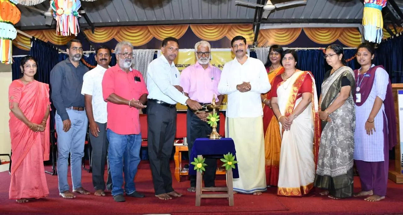 ದೀಪಾವಳಿ ತುಳುವ ನೆಲದ ಸಂಸ್ಕೃತಿಯ ಪ್ರತಿಬಿಂಬ : ಕಿಶೋರ್ ಕುಮಾರ್ ಶೇಣಿ ದೀಪಾವಳಿ ತುಳುವ ನೆಲದ ಸಂಸ್ಕೃತಿಯ ಪ್ರತಿಬಿಂಬ : ಕಿಶೋರ್ ಕುಮಾರ್ ಶೇಣಿ