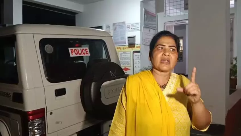 ಕಲಬುರಗಿ | ಮನೆಯಲ್ಲಿ ಗುಂಪು ಸೇರಿಸಿ ಜೂಜಾಟ; ಪಿಎಸ್ಐ ಹಗರಣದ ಆರೋಪಿ ದಿವ್ಯಾ ಹಾಗರಗಿ, ರಾಜು ಲೇಂಗಟಿ ಸೇರಿದಂತೆ 7 ಮಂದಿಯ ಬಂಧನ ಕಲಬುರಗಿ | ಮನೆಯಲ್ಲಿ ಗುಂಪು ಸೇರಿಸಿ ಜೂಜಾಟ; ಪಿಎಸ್ಐ ಹಗರಣದ ಆರೋಪಿ ದಿವ್ಯಾ ಹಾಗರಗಿ, ರಾಜು ಲೇಂಗಟಿ ಸೇರಿದಂತೆ 7 ಮಂದಿಯ ಬಂಧನ