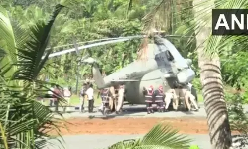 ಕೇರಳ | ಹೆಲಿಪ್ಯಾಡ್ ಕಾಂಕ್ರಿಟ್‌ನಲ್ಲಿ ಹೂತುಹೋದ ರಾಷ್ಟ್ರಪತಿ ದ್ರೌಪದಿ ಮುರ್ಮು ಅವರ ಹೆಲಿಕಾಪ್ಟರ್ ಚಕ್ರ