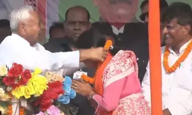 ಚುನಾವಣಾ ರ‍್ಯಾಲಿಯಲ್ಲಿ ಮಹಿಳಾ ಅಭ್ಯರ್ಥಿಗೆ ಹಾರ ಹಾಕಿದ ನಿತೀಶ್ ಕುಮಾರ್; ಮಾನಸಿಕ ಆರೋಗ್ಯವನ್ನು ಪ್ರಶ್ನಿಸಿದ ತೇಜಸ್ವಿ ಯಾದವ್